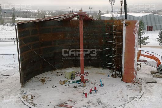Общий вид стального вертикального резервуара в процессе разворачивания стенки
