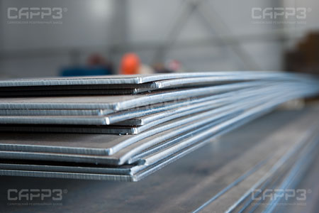 Листы стального металлопроката в производственном цехе САРРЗ